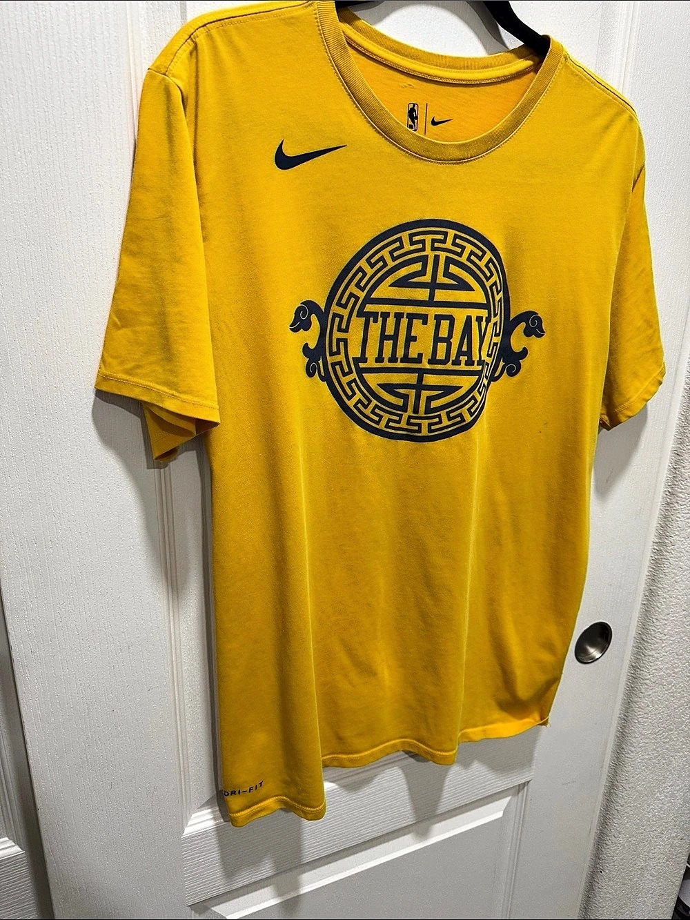 Nike NBA The Bay Dri-FIT Graphic T-Shirt Men’s Large Yellow